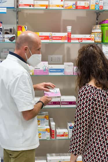 un farmacista assiste una cliente